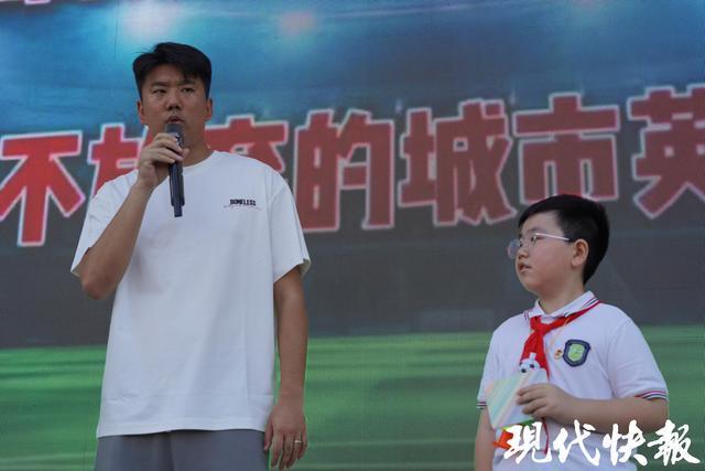 苏超常州队门将走进校园，“开学第一课”传递体育精神